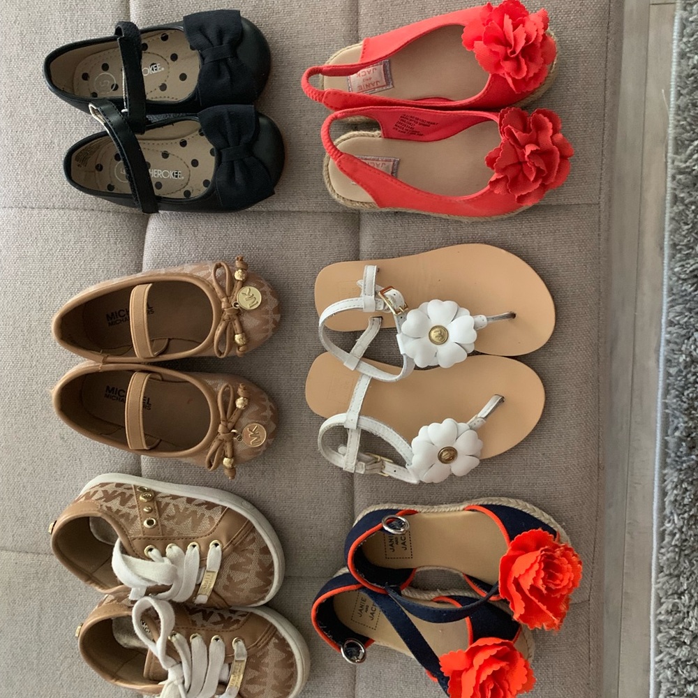 Size 5 toddler shoes.